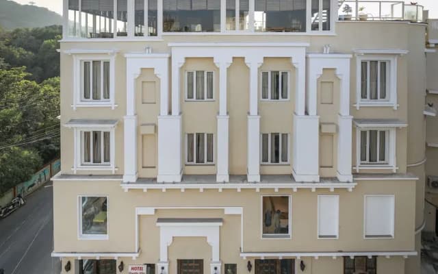 OYO 9366 Hotel Shambhu Villas