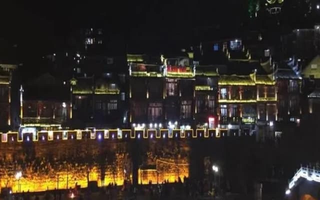 Yijian River View Guesthouse(凤凰亦间江景民宿)