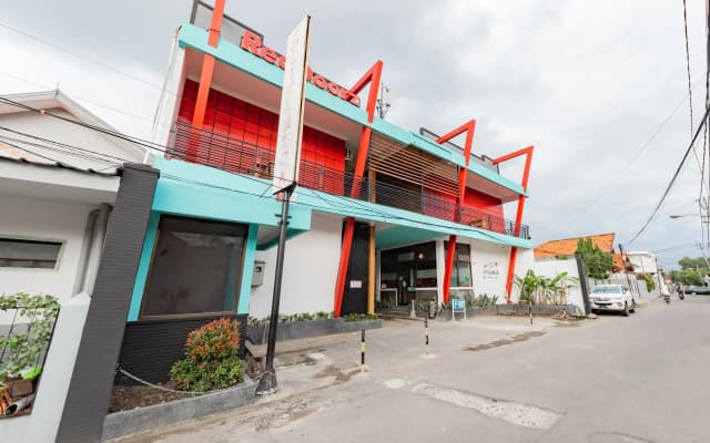 RedDoorz Near Kejaksan Station Cirebon