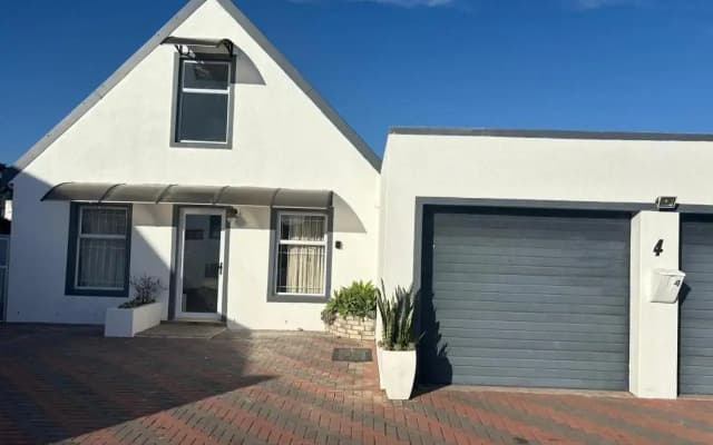 5 bedroom home in Langebaan, located close to Club Mykanos and Laguna Mall