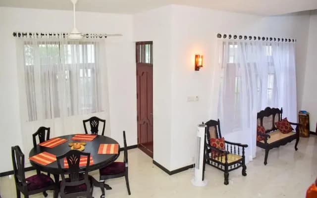 3 Bed House - Wifi, Parking, 10minbeach