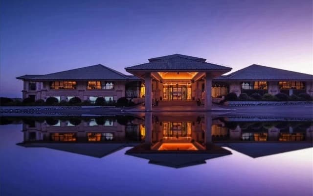 Dali Art Golf Hotel