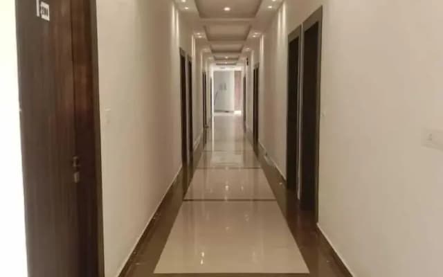 Hotel The Royal Crown