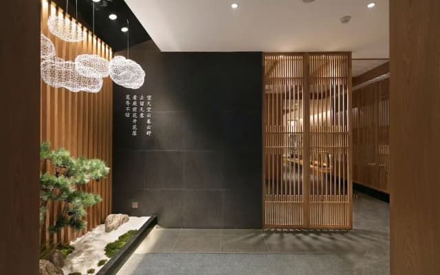 Qianna Hotel (Zhengzhou Erqi Square David City)