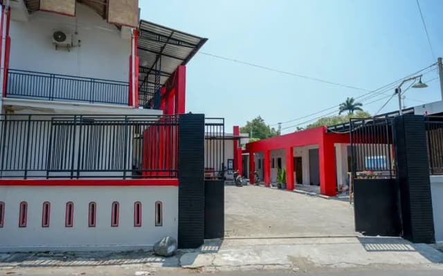 RedDoorz Syariah near Alun Alun Tegal