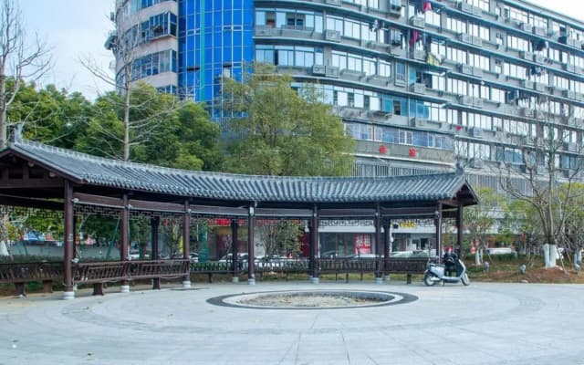 Lanou Hotel (Nanchang tengwangge bayigan subway station store)