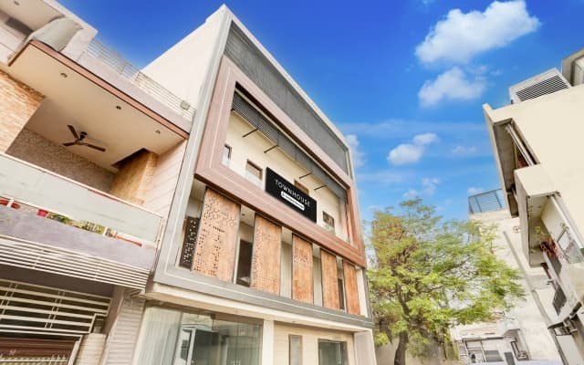 Super Townhouse by OYO Haibowal Chowk Near DMC