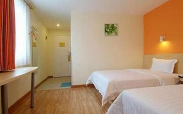 7 Days Inn Penglai Penglaige Scene District Dengzhou Road Branch