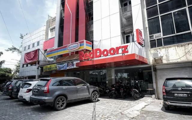 RedDoorz Plus near Deli Park Mall Medan
