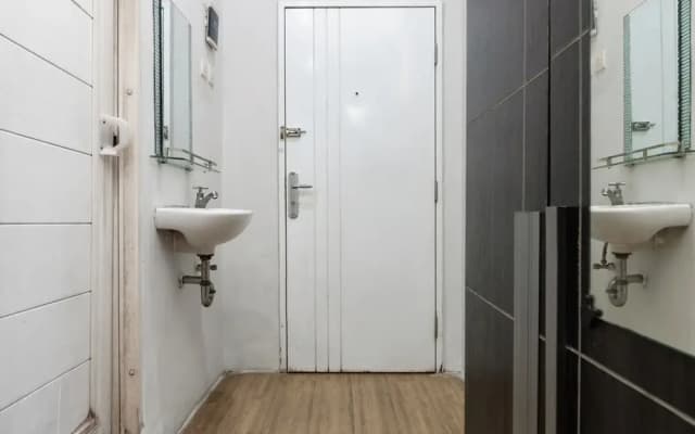 RedDoorz near Mandaya Royal Hospital Puri