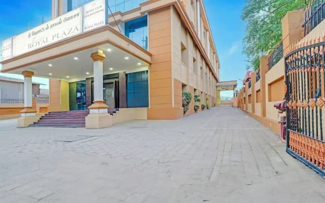 Fabhotel The Royal Plaza