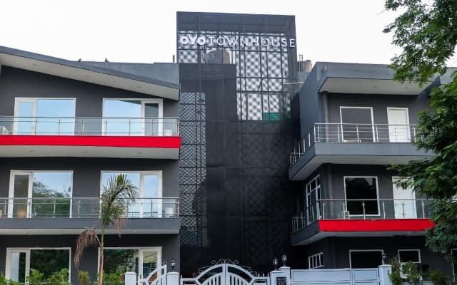 OYO Townhouse 032 Galleria Market