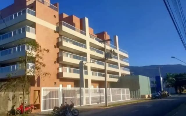 Apto novo e arejado com uma ampla sacada