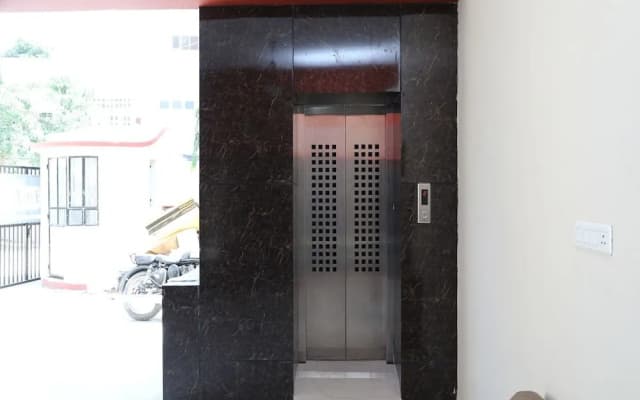 OYO 15791 Flagship Hotel Executive Hazratganj