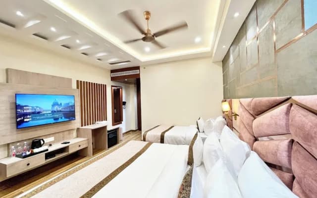 Hotel Mantavya - Varanasi near Temple