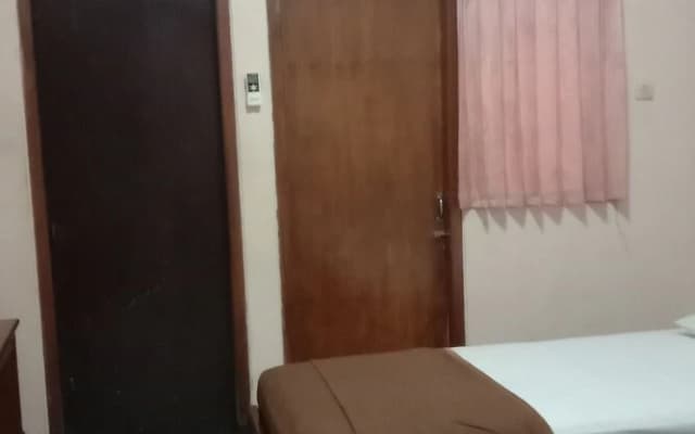 Hotel Trihadhi by OYO Rooms