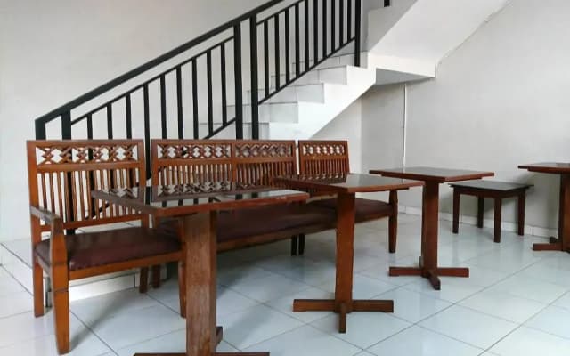 RedDoorz near Stasiun Tawang Semarang