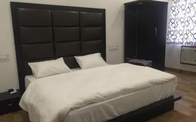 Hotel Kanha & Family Restaurent