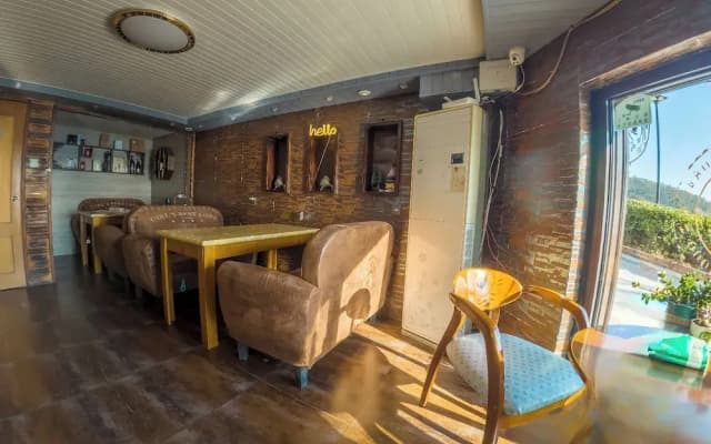 Laoshan Swan Castle Vacation Garden B&B