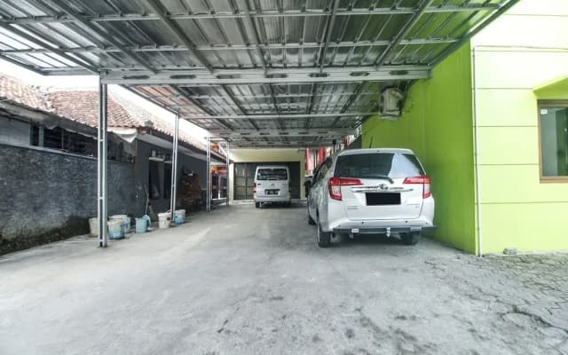 OYO Life 91606 Nadin Guest House Syariah