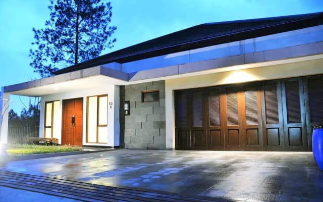 Mentari Hill View 8 BR heated pool and movie room