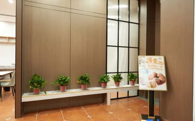 Yiju Fashion Hotel (Wuwei Railway Station Pedestrian Street)