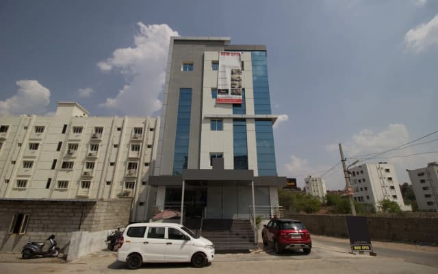 Hotel Golden Leaves By OYO Rooms