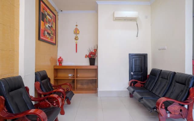 RedDoorz @ Hotel Rich Parepare near Pantai Mattirotasi