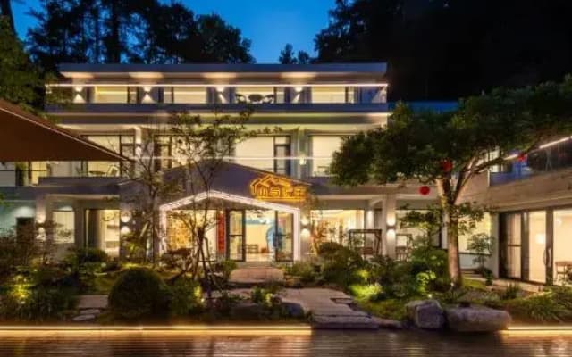 Mountain and Courtyard Homestay