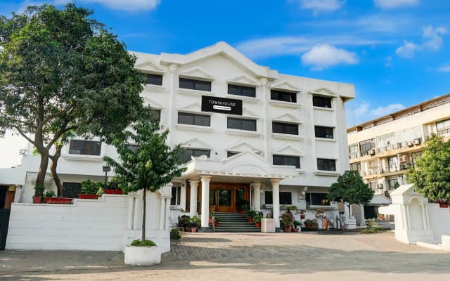 Super Townhouse Subhash Nagar Formerly Royal Palazzo