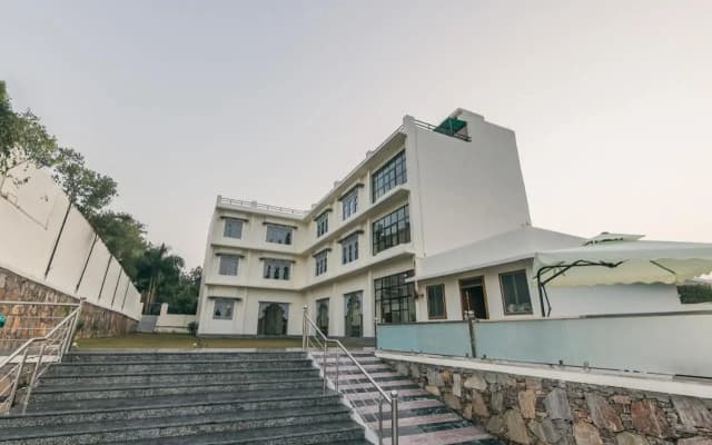 Serenity Hill Resort Near - 2Km Fateh Sagar Lake Udaipur