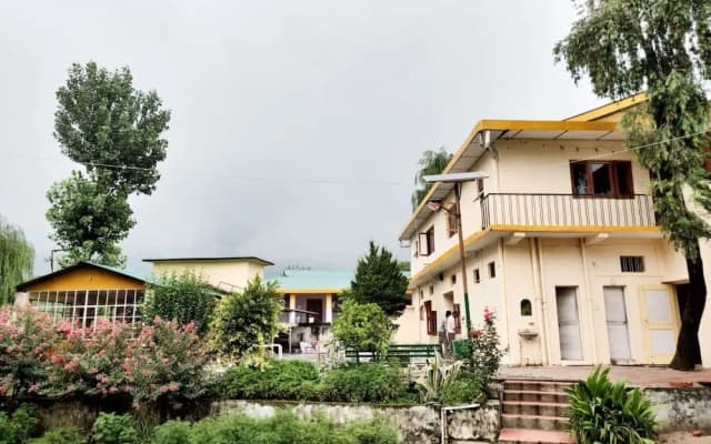 Pops Hotel and Restaurant