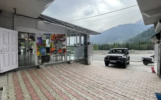 Singh Saab Rooms & Cafe