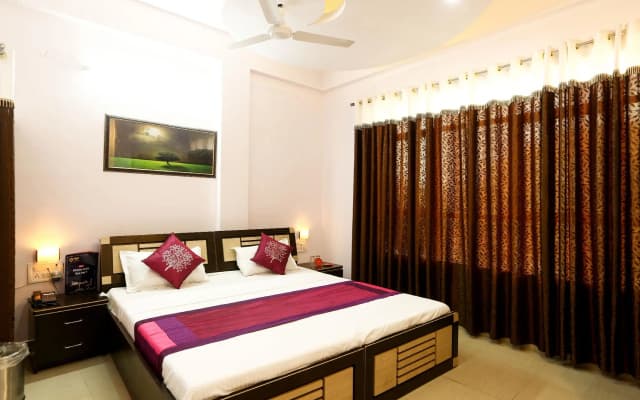 OYO 5799 Hotel Plaza Inn