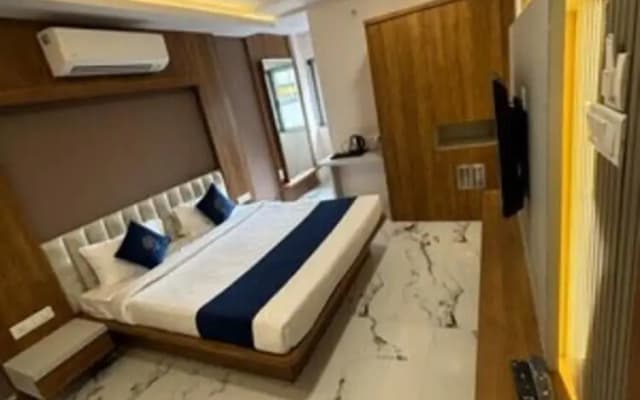 Fabhotel Aura Grande 