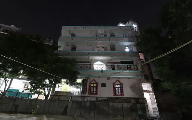 Classic Hotel @ Walk in Nizamuddin Railway Station