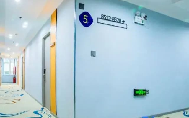 Super 8 Hotel (Chengde Weichang Hedong Branch)