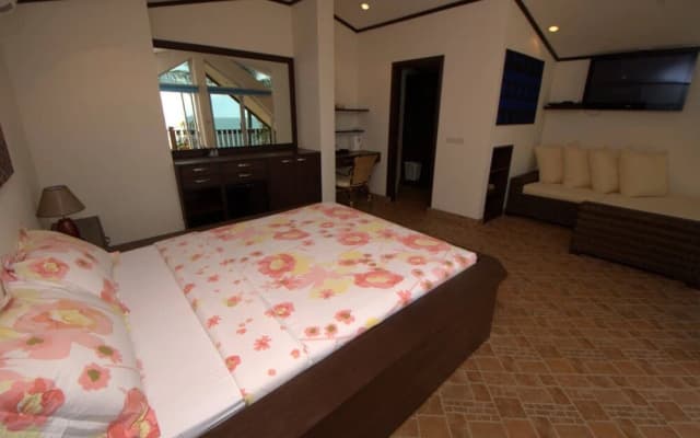 Beachfront Oasis With Private Pool and Jacuzzi on Samui's Bang Por Beach