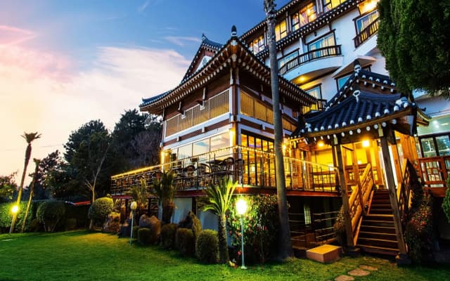Jeju Hanok Hotel Hallagung