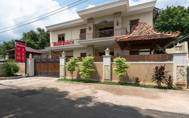 RedDoorz Syariah near Exit Toll Banyumanik