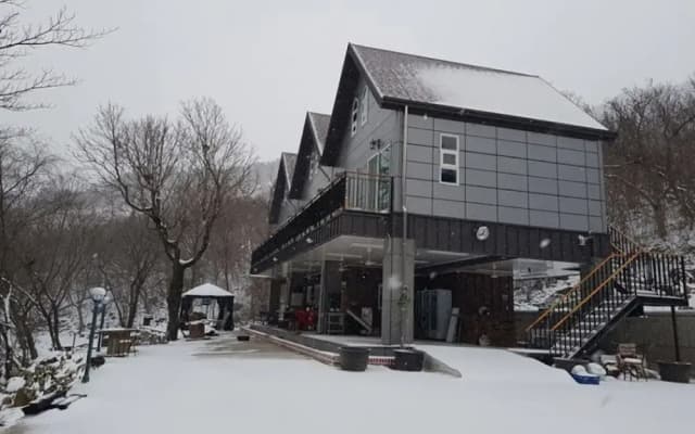 Gwangyang Banwolsanjang Pension(광양 반월산장펜션)
