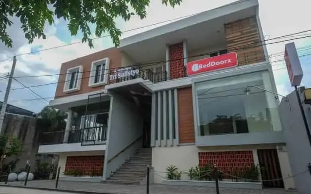 RedDoorz Plus near UMS Solo 2