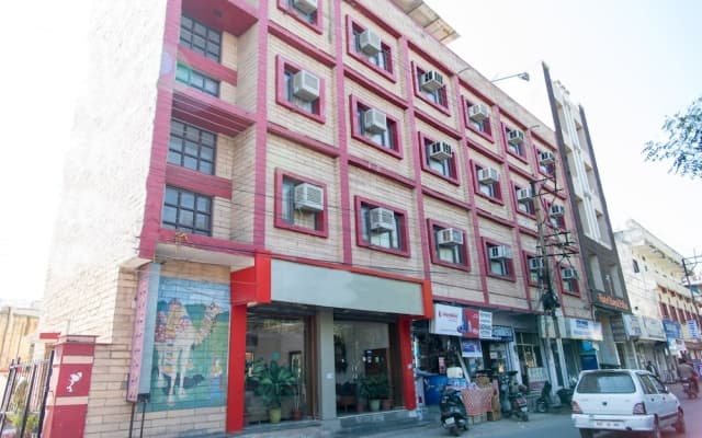 OYO 10323 Hotel Gorbandh