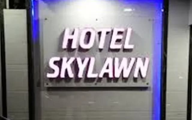 hotel skylawn surat