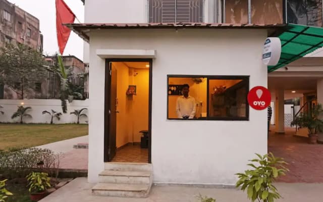 Goroomgo White Palace Hotel & Resort New Alipore Kolkata