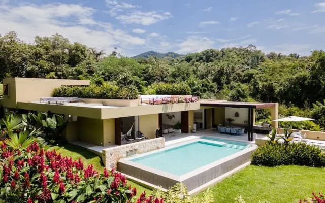 w Mind-blowing 4BR Villa w Pool at Mesa de Yeguas