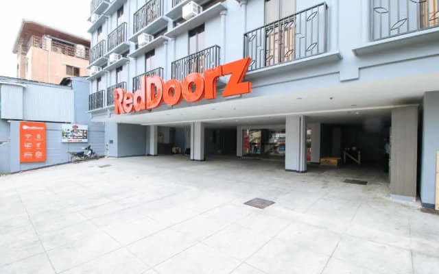 RedDoorz Plus @ Jardin Suites Guadalupe Nuevo