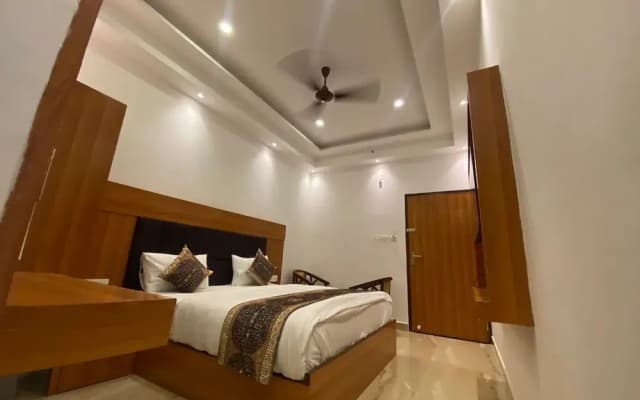 Hotel Varuna Grand