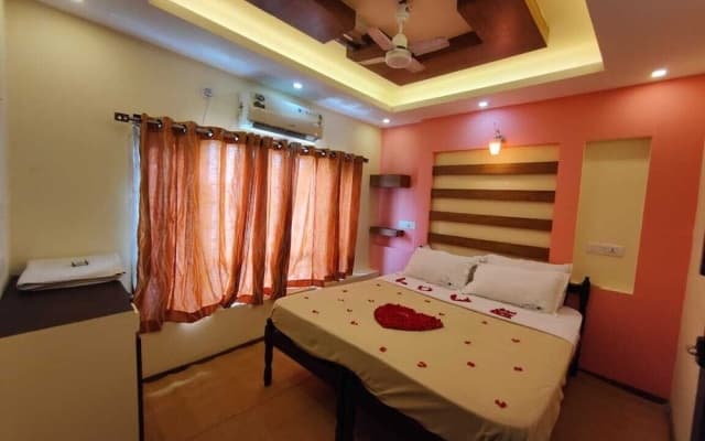 Honeymoon Houseboat