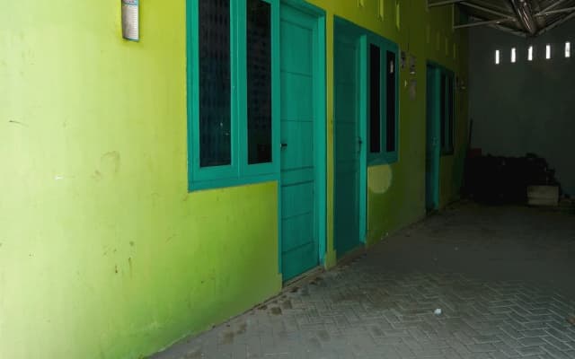 OYO Life 93382 Gajayana Kost Female Only Syariah